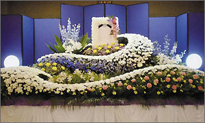 家族葬ファミリーワイドプランの花祭壇イメージ